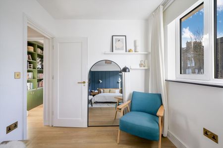 An exceptional detached home offering space, style, and versatility in N7. - Photo 4