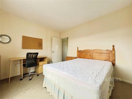 3 bedroom flat to rent - Photo 2