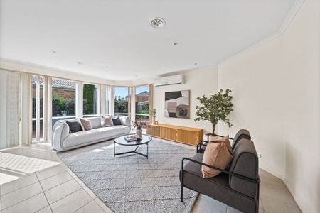 Beautiful Family Home in Quiet Court Location - Photo 2