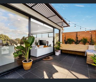 An Entertainer in a Prime Location Penthouse Living - Photo 2