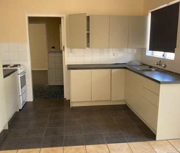 3 x 1 House with 1 x 1 Granny Flat 6 Month lease only - Photo 6