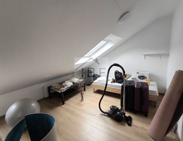 Lichtdurchflutete Dachgeschosswohnung mit 5 Zimmern in ruhiger waldnahen aber dennoch zentralen Lage - Photo 1