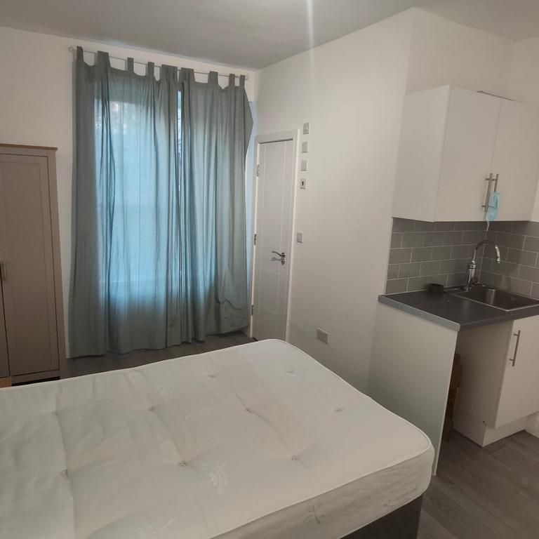 Studio to rent - Photo 1