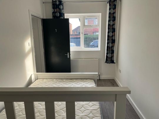 1 bedroom in a house share to rent - Photo 1