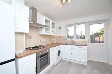 Columbus Gardens, Northwood, HA6 - Photo 2