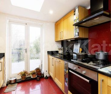 3 double bedroom split level flat located in a leafy part of Muswel... - Photo 3