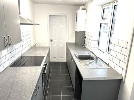 2 bedroom terraced house to rent - Photo 4