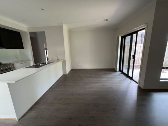 Fabulous 2-Storey 4Br Family Home in Williams Landing! - Photo 1