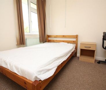 4 bedroom semi-detached house to rent - Photo 6