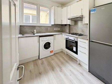 2 bedroom flat to rent - Photo 2