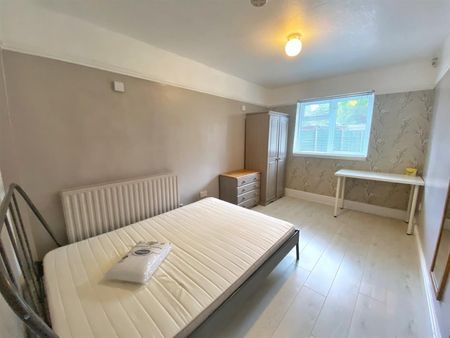 6 bedroom Flat To Let - Photo 5