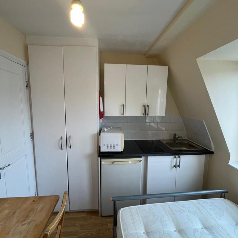 Studio to rent - Photo 1