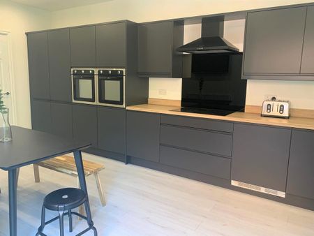 1 bedroom in a house share to rent - Photo 2