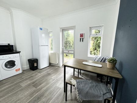 Room in a Shared House, Newcombe Road, SO15 - Photo 4