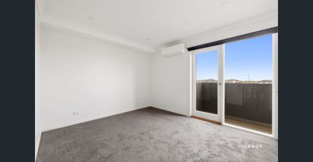 TOWNHOUSE LIVING AT IT'S FINEST! - Photo 3