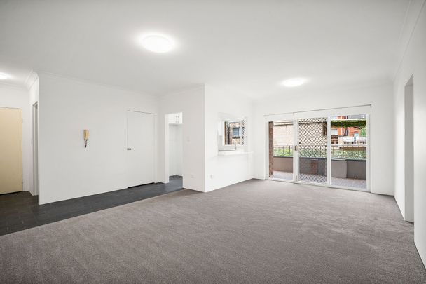 Newly Renovated Two-Bedroom Apartment in Prime Coastal Location - Photo 1