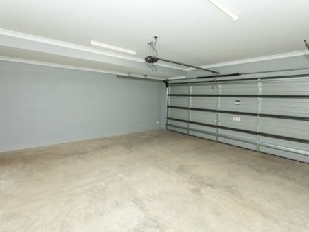 4 BEDROOM, 2 BATHROOM HOUSE IN MOUNT JOHNS - STYLISH AND MODERN - Photo 2