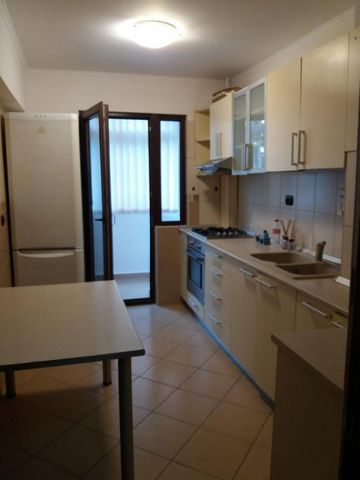 Apartament, 2 camere, decomandat, etajul 1/10, zona 8 Martie - Photo 5