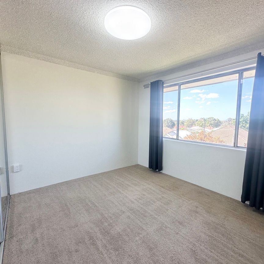 Stylishly Renovated 2 Bedroom Apartment with Lock-up Garage! - Photo 1