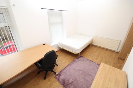 House - Terraced For Rent Laura Street, Pontypridd - Photo 3