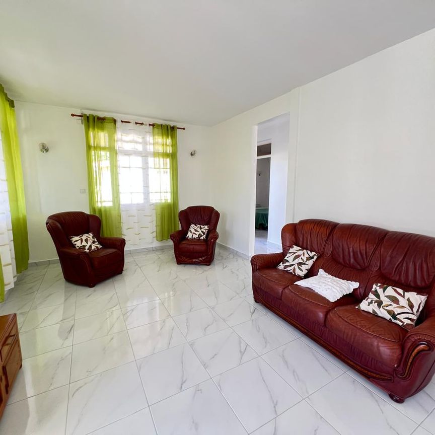Location Maison 4 pièces 121m² LE MOULE 97160 - Photo 1