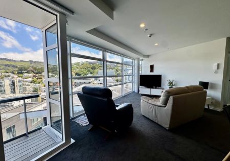 Private, sun-filled apartment above the city - Photo 5