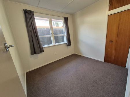 4 Bedroom,Bus route,walk to schools - Photo 2