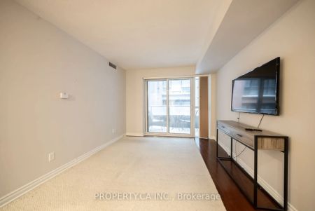 270 Wellington Street W #423 - Photo 3