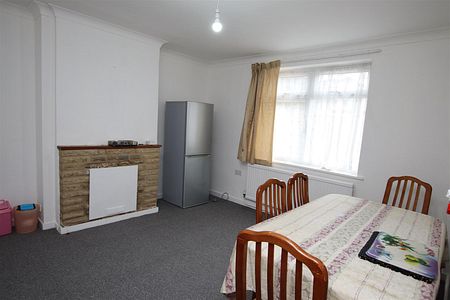 3 bedroom Terraced House to let - Photo 3