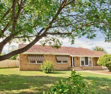 BRICK VENEER SPACIOUS HOME CLOSE TO CBD - Photo 4