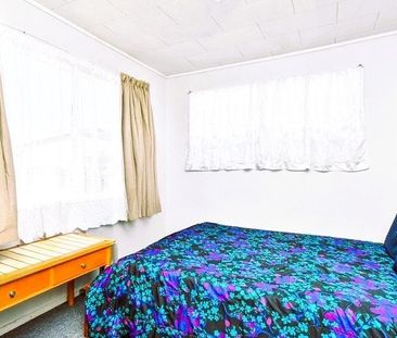 Charming 3BR Home with Garden in Mangere - Photo 3
