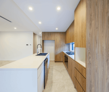 Spacious & Stylish 5 Bedroom Home in Prime Location - Photo 4