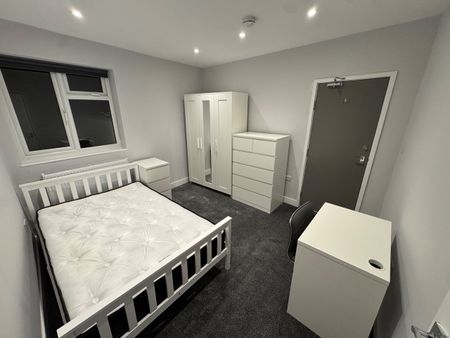 Room in a Shared House, Middle Street, SO14 - Photo 3