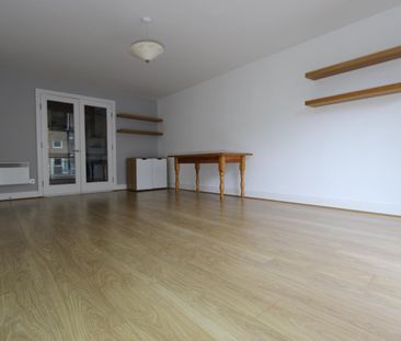 2 Bed Flat, Compass House, SW18 - Photo 3