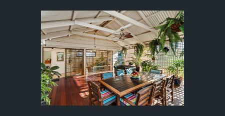 Classic charm and modern updates - Photo 5