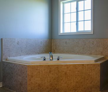 For Lease - 63 Haviland Circle, Brampton, Ontario - Photo 2