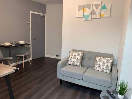 Stylish Property In East Ipswich- Lacey Street Room 5 - Photo 2