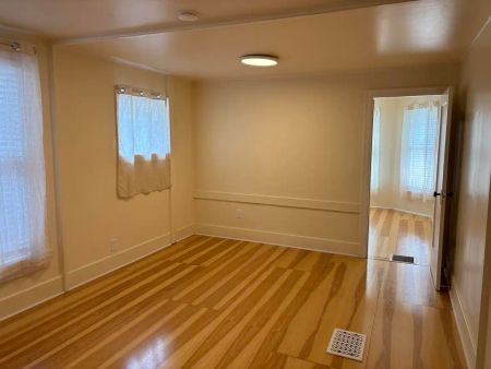 (ID#224) Spacious & Updated 4BR House — (ID#224) Spacious & Recently Renovated 4BR Home - Photo 2