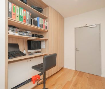 Sleek and Stylish Apartment - Photo 5