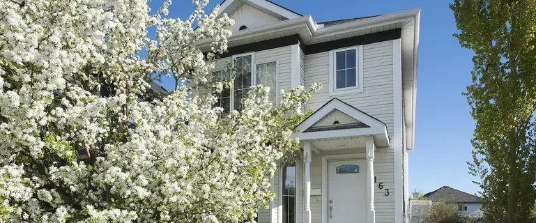 TWO STORY BRIGHT SUNNY HOME FOR YOU; TWO BEDROOMS & LOFTED DEN | 163 Hidden Cresent, Calgary - Photo 1