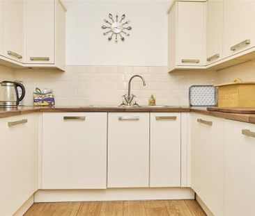 3 bedroom flat to rent - Photo 5