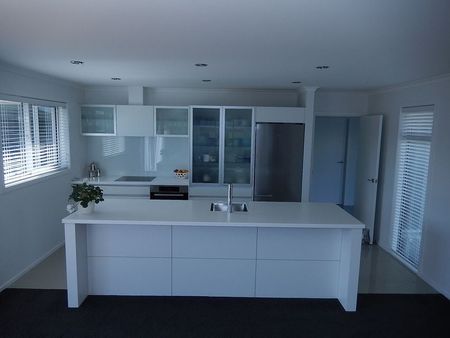 Short Fixed Term - Stunning 4BR Family Haven Stoke - Photo 2