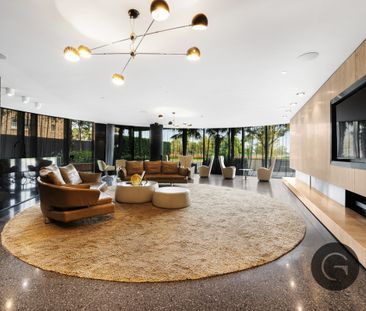 Comfortable Apartment with Stunning Natural Light - Photo 1