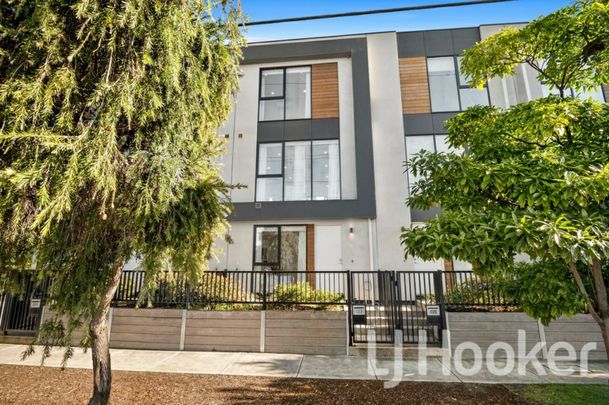 Stunning Tri-Level Townhouse with Breathtaking Urban Vistas for lease! - Photo 1