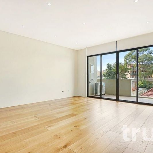 LIGHT-FILLED APARTMENT LOCATED IN THE HEART OF PETERSHAM - Photo 1