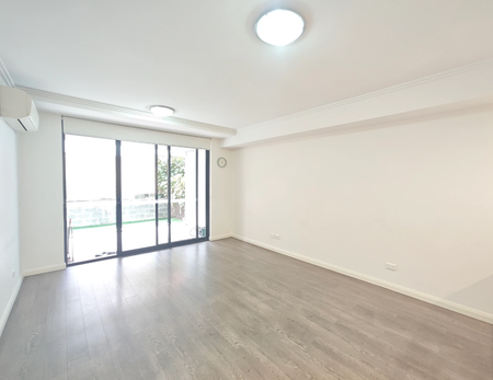 Modern 2 Bedroom Apartment in Prime Homebush Location - Photo 2