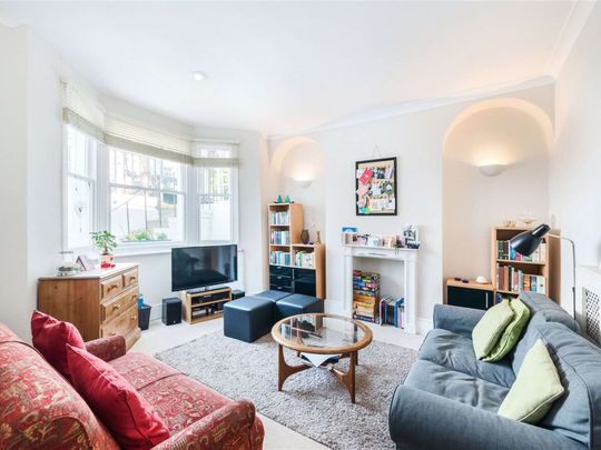 Spacious lower ground floor one bedroom apartment with its own patio garden, situated off the North End Road, ideal for Fulham Broadway. - Photo 1