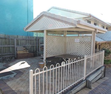 Great Location - Two Bedrooms plus Study Nook! $450 pw Increasing i... - Photo 5