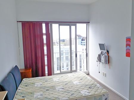 Two Level Apartment with Views Towards The Skytower - Photo 2