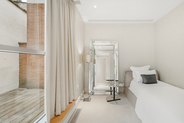 Park-facing four bedroom apartment in One Hyde Park - Photo 1